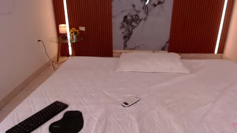 Rossi Hill online show from 04/05/26, 12:24