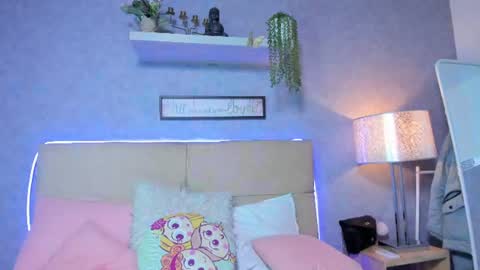 Snapshot of roxanebrown chatting on 07/14/26, 02:05 roxanebrown online show from 07/14/26, 02:05