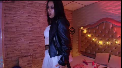 roxanne_han online show from 10/10/25, 11:53