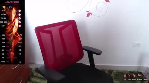 Snapshot of roxanne_summers2 chatting on 09/25/25, 02:21 Roxanne Summers online show from 09/25/25, 02:21