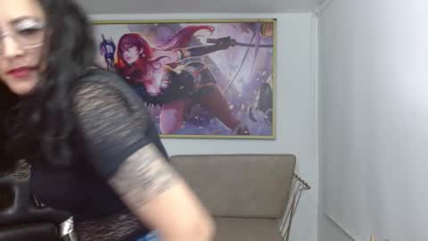 Snapshot of roxanne_vale chatting on 11/01/25, 08:11 Roxanne online show from 11/01/25, 08:11