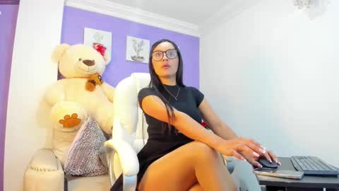 Roxanne evans   Schedule 700 -1400GTM-5 online show from 12/01/25, 04:50