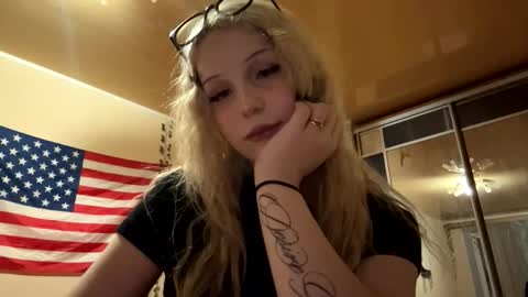 Snapshot of roxanneleaton chatting on 02/24/26, 03:21 Molly online show from 02/24/26, 03:21