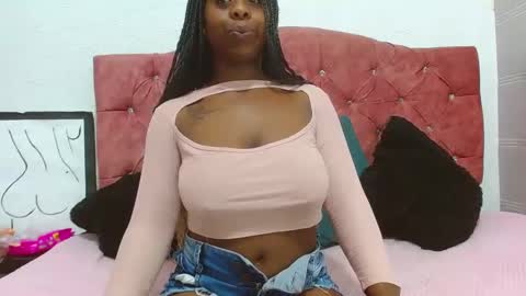 Snapshot of roxannelips chatting on 02/19/25, 07:39 roxannelips online show from 02/19/25, 07:39