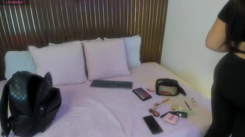 Snapshot of roxie_ns chatting on 10/16/25, 12:06 Roxie online show from 10/16/25, 12:06
