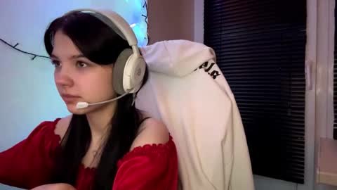 Snapshot of roxiepiurkowski chatting on 01/13/26, 04:01 Hana online show from 01/13/26, 04:01