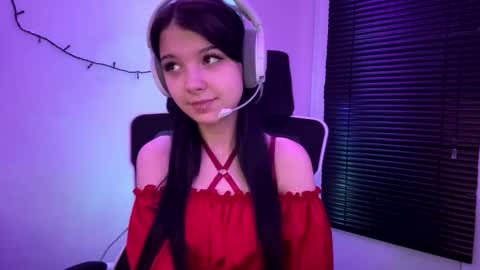 Snapshot of roxiepiurkowski chatting on 01/14/26, 04:12 Hana online show from 01/14/26, 04:12