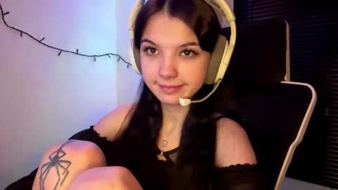 Snapshot of roxiepiurkowski chatting on 02/10/26, 05:17 Hana online show from 02/10/26, 05:17