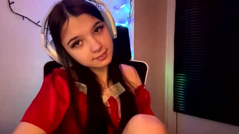 Snapshot of roxiepiurkowski chatting on 02/16/26, 05:20 Hana online show from 02/16/26, 05:20