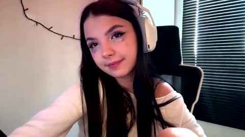 Snapshot of roxiepiurkowski chatting on 02/20/26, 07:10 Hana online show from 02/20/26, 07:10