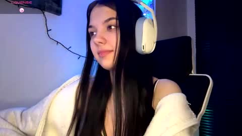 Snapshot of roxiepiurkowski chatting on 02/24/26, 04:38 Hana online show from 02/24/26, 04:38