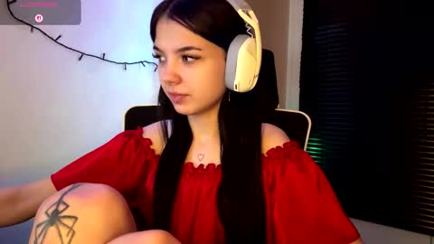 Snapshot of roxiepiurkowski chatting on 02/25/26, 04:16 Hana online show from 02/25/26, 04:16