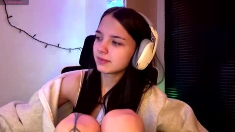 Snapshot of roxiepiurkowski chatting on 03/02/26, 04:47 Hana online show from 03/02/26, 04:47