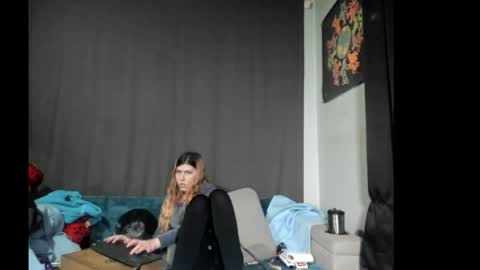 roxihazeleyes online show from 12/18/25, 07:36