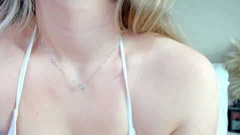 Snapshot of roxxana227 chatting on 03/04/25, 07:32 Rox online show from 03/04/25, 07:32