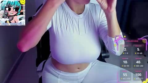 Snapshot of roxy_clark chatting on 09/30/25, 08:19 Annah online show from 09/30/25, 08:19