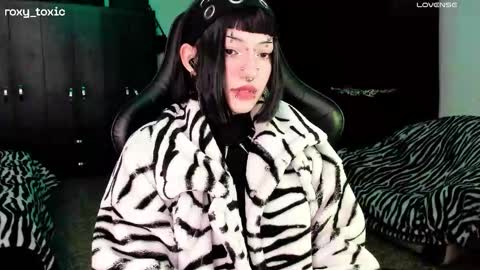 Roxy Independient model Help me to reach 50 thumbs up online show from 11/13/25, 12:53