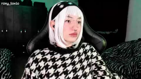 Roxy Independient model Help me to reach 50 thumbs up online show from 11/19/25, 02:00