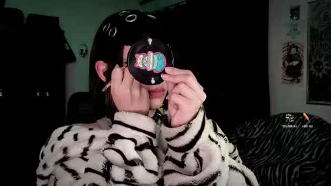 Snapshot of roxy_toxic chatting on 02/12/26, 12:49 Roxy Independient model Help me to reach 50 thumbs up online show from 02/12/26, 12:49