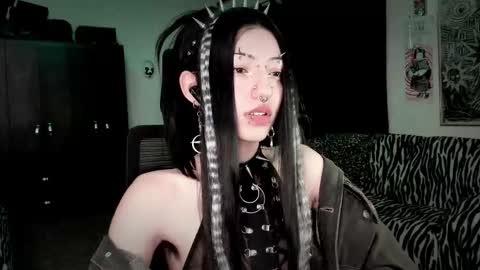 Snapshot of roxy_toxic chatting on 02/25/26, 12:53 Roxy Independient model Help me to reach 50 thumbs up online show from 02/25/26, 12:53