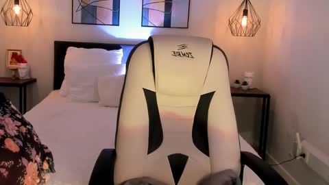 Roxy follow me online show from 05/20/26, 12:44