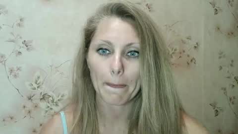 Snapshot of roxyfox18x01 chatting on 09/21/25, 07:26 roxyfox18x01 online show from 09/21/25, 07:26