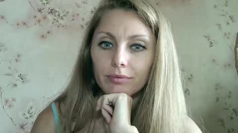 Snapshot of roxyfox18x01 chatting on 10/29/25, 09:55 roxyfox18x01 online show from 10/29/25, 09:55