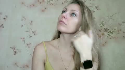 Snapshot of roxyfox18x01 chatting on 12/02/25, 10:42 roxyfox18x01 online show from 12/02/25, 10:42