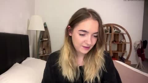 Snapshot of roxysweetdream chatting on 05/07/26, 01:27 Roxy online show from 05/07/26, 01:27