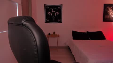 Snapshot of roxyy_x chatting on 12/19/24, 08:13 val online show from 12/19/24, 08:13