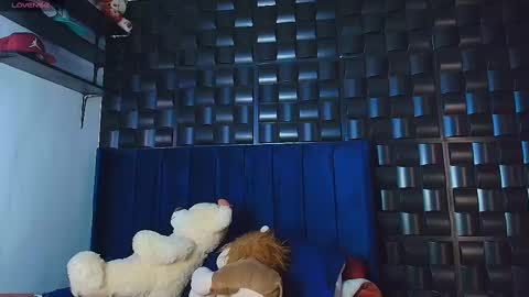 Snapshot of roy_barney chatting on 10/18/25, 07:25 ANTONIO online show from 10/18/25, 07:25