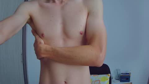 Snapshot of royyourtoy chatting on 01/13/26, 02:44 Roy online show from 01/13/26, 02:44