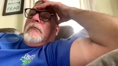 Snapshot of rs006 chatting on 10/17/25, 04:09 rs006 online show from 10/17/25, 04:09