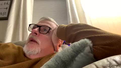 Snapshot of rs006 chatting on 12/15/25, 03:22 rs006 online show from 12/15/25, 03:22