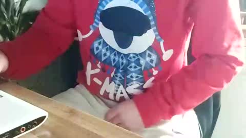 Snapshot of ruan8080 chatting on 12/24/24, 01:27 petit cochon online show from 12/24/24, 01:27