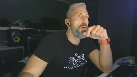 Snapshot of ruffi77 chatting on 01/06/25, 10:37 Chico que rico Caliente online show from 01/06/25, 10:37