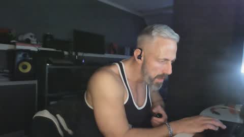 Snapshot of ruffi77 chatting on 01/18/25, 02:44 Chico que rico Caliente online show from 01/18/25, 02:44