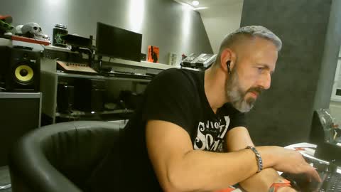 Snapshot of ruffi77 chatting on 01/21/25, 02:37 Chico que rico Caliente online show from 01/21/25, 02:37