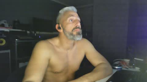 Snapshot of ruffi77 chatting on 01/25/25, 05:07 Chico que rico Caliente online show from 01/25/25, 05:07