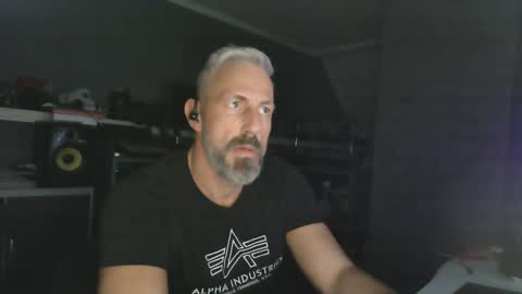 Snapshot of ruffi77 chatting on 01/28/25, 11:07 Chico que rico Caliente online show from 01/28/25, 11:07