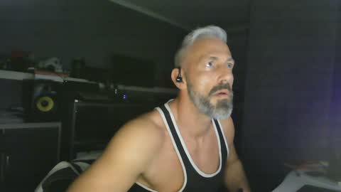 Snapshot of ruffi77 chatting on 01/29/25, 02:09 Chico que rico Caliente online show from 01/29/25, 02:09