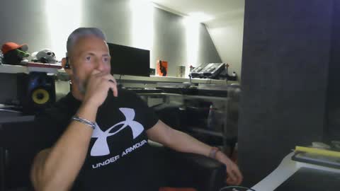 Snapshot of ruffi77 chatting on 01/30/25, 11:34 Chico que rico Caliente online show from 01/30/25, 11:34