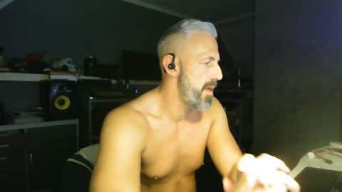 Snapshot of ruffi77 chatting on 02/01/25, 02:05 Chico que rico Caliente online show from 02/01/25, 02:05