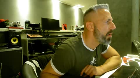 Snapshot of ruffi77 chatting on 02/07/25, 06:35 Chico que rico Caliente online show from 02/07/25, 06:35