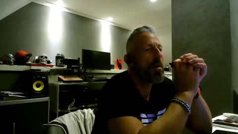 Snapshot of ruffi77 chatting on 02/16/25, 04:10 Chico que rico Caliente online show from 02/16/25, 04:10