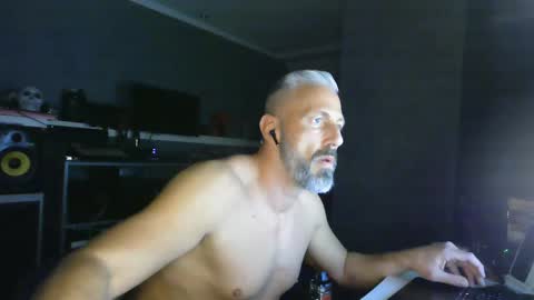 Snapshot of ruffi77 chatting on 02/21/25, 02:50 Chico que rico Caliente online show from 02/21/25, 02:50