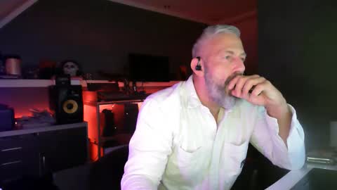 Snapshot of ruffi77 chatting on 11/02/25, 01:52 Chico que rico Caliente online show from 11/02/25, 01:52