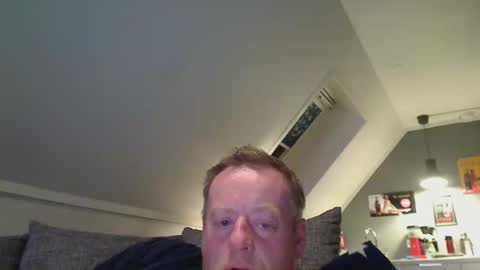 Snapshot of runepetter chatting on 10/19/25, 12:00 bignorwegian online show from 10/19/25, 12:00