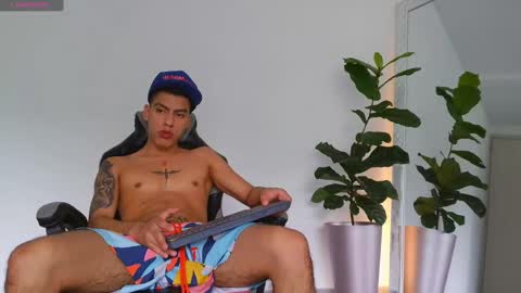  R U S S E L L  online show from 11/18/25, 01:48