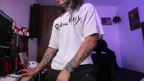 Snapshot of ryuk_it chatting on 12/18/25, 01:00 leopmonk help me reach 100 thumbs up online show from 12/18/25, 01:00